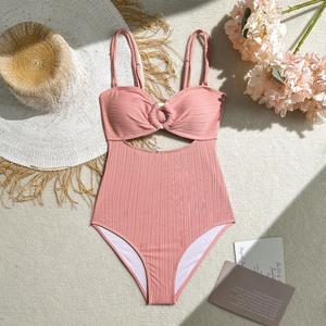 Détail du maillot de bain rose côtelé avec découpe à la taille et anneau décoratif central