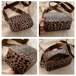 Dettaglio borsa a tracolla leopardata con ampia cinghia marrone e cerniera dorata