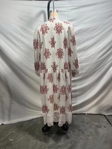 Vista posteriore dell'abito boho bianco con stampa floreale marrone e bordo in pizzo