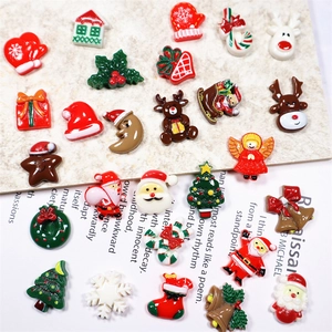 Weihnachts-Nagelkunst-Anhänger mit Harz-Weihnachtsmann und Baum auf Vintage-Hintergrund