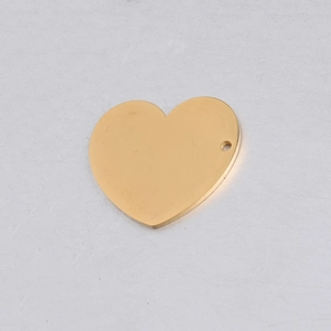 Detail van hartvormige goudkleurige roestvrijstalen hanger met gaatje voor sieraden