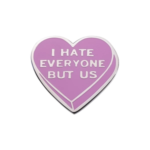 Spilla a cuore in smalto viola con scritta 'I HATE EVERYONE BUT US' per coppie