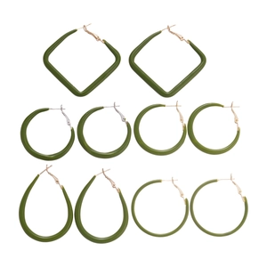 Set di 6 paia di orecchini a cerchio verdi geometrici con forme a goccia e tonde su bianco