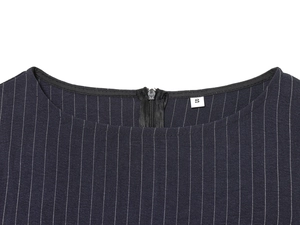 Détail de la fermeture éclair invisible et étiquette S sur la robe à rayures bleues