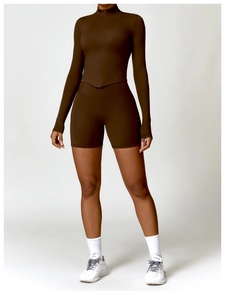 Détail du short de fitness marron à taille haute et haut zippé avec ourlet en V