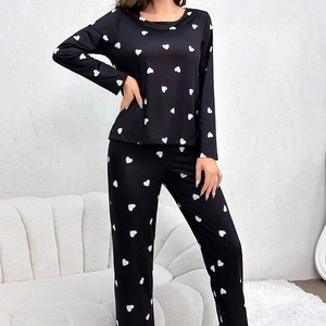 Damen Schlafanzug Set in Schwarz mit Herzmuster Langarmshirt und passender Hose
