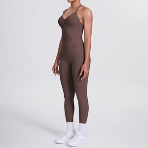 Nahaufnahme des braunen Neckholder-Yoga-Tops und der High-Waist-Leggings mit Push-up-Effekt