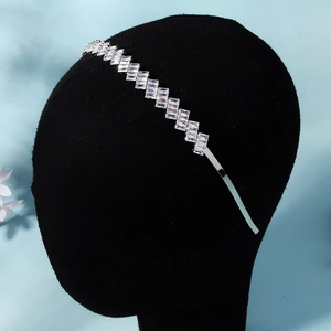 Vue latérale du diadème de mariée avec zircons rectangulaires sur serre-tête argent