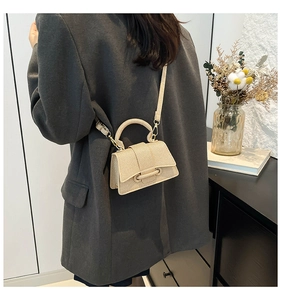 Vue arrière d'un mannequin portant un mini sac beige avec nœud décoratif et bandoulière