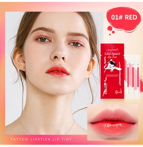 Dettaglio del rossetto tattoo rosso con bastoncini di cotone ed effetto trucco sul viso