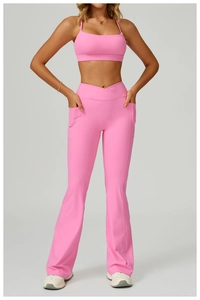Ensemble de yoga rose avec pantalon évasé à taille croisée et brassière à poches latérales