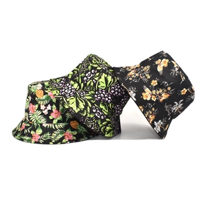 Trois bobs en toile de coton avec des motifs floraux tropicaux et des imprimés de palmier