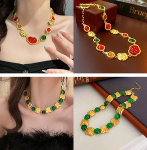 Détail du collier vintage en or mat avec pierres colorées et motif de feuilles