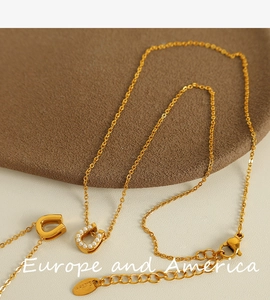 Détail du collier pendentif fer à cheval doré avec accents de perles incrustées élégant