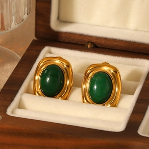 Boucles d'oreilles vintage françaises avec pierres vert foncé en acier doré 18K