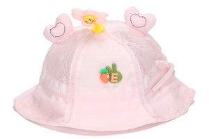 Détail du chapeau de soleil rose pour bébé en maille respirante avec décor tournesol