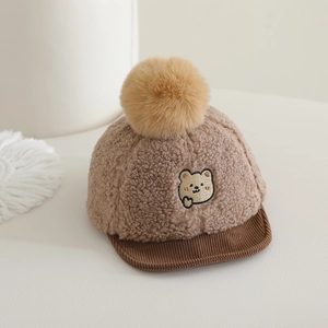 Détail du bonnet ourson pour bébé en laine d'agneau avec texture peluche et bord en velours
