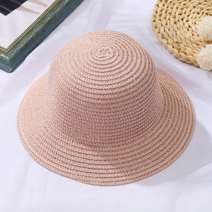 Vista dettagliata del cappello di paglia intrecciato rosa con texture fine su bianco