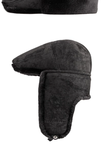 Detalle de gorra de invierno negra con forro de piel sintética y orejeras con broches
