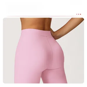 Dettaglio dei pantaloni yoga a zampa rosa a vita alta con cucitura effetto push-up
