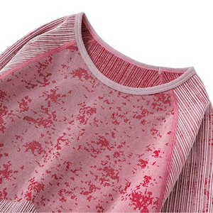Danteiliges Yoga-Set mit nahtlosem Jacquard-Camouflage-Top in glänzendem Rosérot