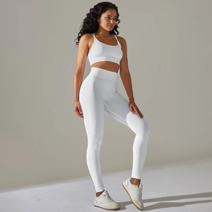 Dettaglio del completo da yoga bianco senza cuciture con reggiseno e leggings elastici