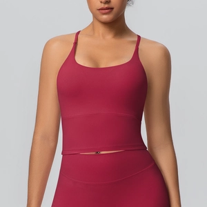 Détail de la brassière croisée et du legging taille haute en tissu rouge foncé drainant