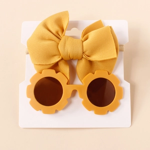 Set neonato con occhiali da sole a fiore giallo senape e fascia con fiocco 3D