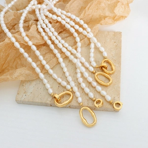 Elegant freshwater rice pearl necklace set with gold irregular metal ring clasps