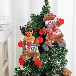 Decorazioni natalizie in peluche a forma di pupazzo di neve e renna su albero di Natale