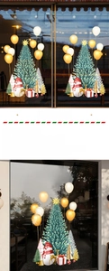 Details der Weihnachtsfensteraufkleber mit grünen Bäumen, goldenen Ballons und Schneemännern