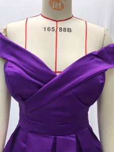 Detail von lila Satin-Cocktailkleid mit Falten an der Taille und elegantem V-Ausschnitt