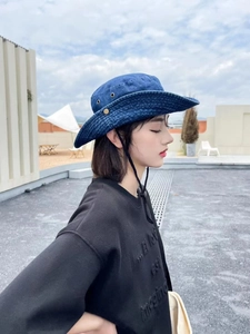 Détail du chapeau de soleil en jean bleu foncé avec large bord et cordon réglable