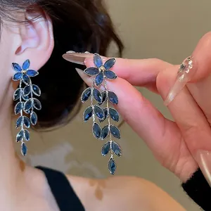 Silberne Blumenohrstecker mit langen dunkelblauen Kristallquasten für eleganten Look