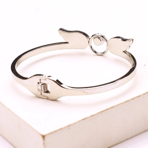 Bracciale rigido in acciaio inossidabile lucido con ali d'angelo e zircone centrale