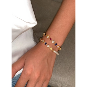 Bracelet plaqué or 18 carats avec pierres colorées en cœur et perles blanches au poignet