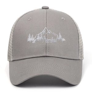 Gorra de camionero gris con bordado de bosque y montaña y malla trasera transpirable
