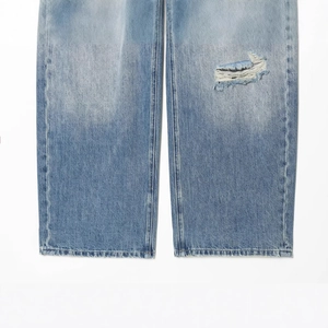 Lockere hellblaue Jeans mit Destroyed-Effekten und Fransendetails aus Baumwoll-Denim