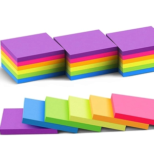 Blocs de notas adhesivas de colores de 3x3 pulgadas apilados sobre fondo blanco