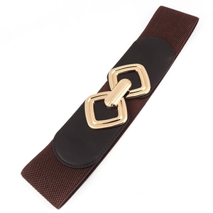 Détail d'une ceinture élastique marron café avec boucle carrée en métal doré