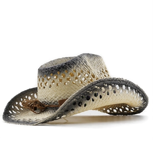 Détail du chapeau de cowboy en paille tressée avec bords dégradés noirs et cordon en cuir
