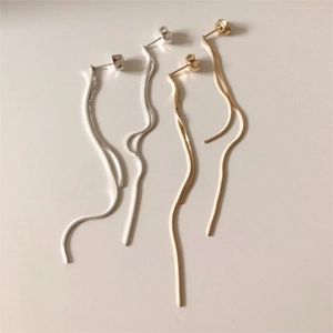 Detail of 925 sterling silver wave snake chain tassel earrings in gold and silver