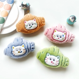 Broches mignonnes de chat en peluche orange, rose, bleu et vert sur un fond blanc