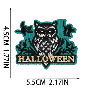 Toppa ricamata a forma di gufo per Halloween con testo Halloween e misure su fondo bianco