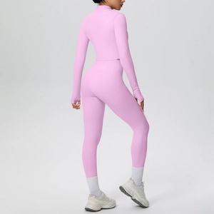 Dettaglio completo yoga rosa con asole per i pollici e leggings a vita alta