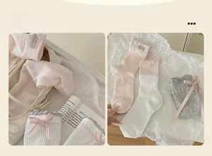 Dettaglio di calze rosa con fiocco e calze bianche con pizzo in stile balletto
