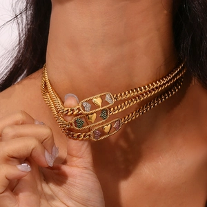 Collier cubain à trois rangs plaqué or 18 carats avec pendentifs cœur rose vert et blanc