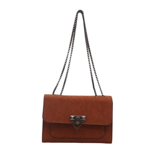 Petit sac carré minimaliste en daim marron rouille avec bandoulière chaîne et fermoir