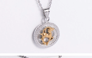 Gros plan du pendentif zodiaque Capricorne avec placage bicolore doré et argenté