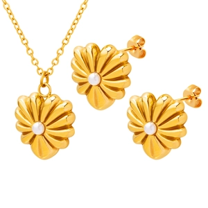 Französisches Vintage Herz-Perlen-Schmuckset mit goldener Kette und Ohrringen auf Weiß